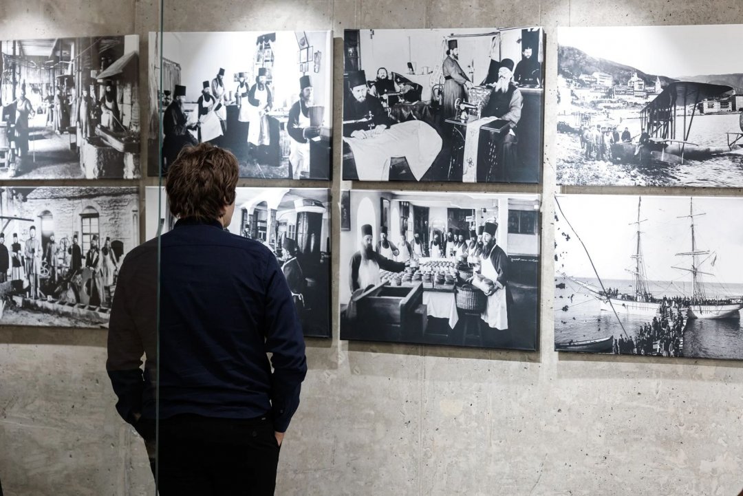 «Наш Афон»: в Ростове открылась фотовыставка Костаса Асимиса
