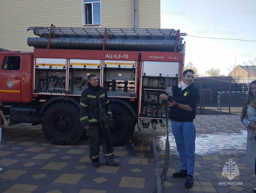 Пожарную тренировку провели огнеборцы МЧС России в Новочеркасском технологическом техникуме-интернате