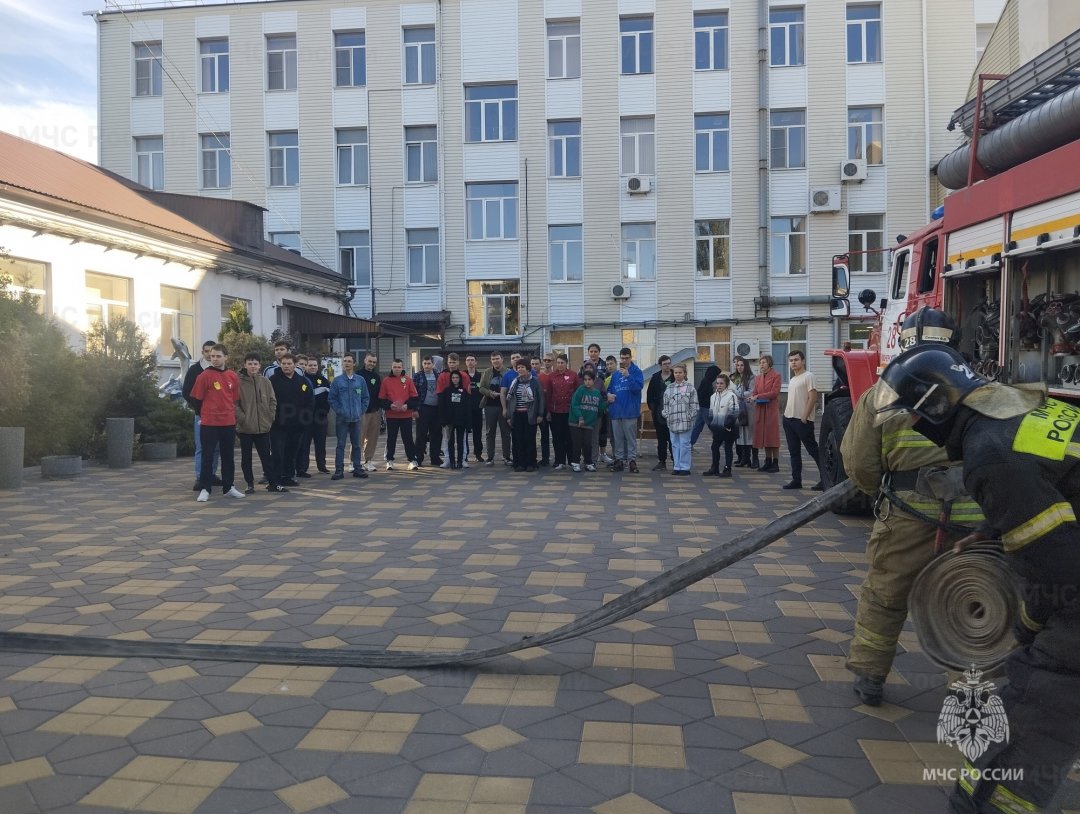 Пожарную тренировку провели огнеборцы МЧС России в Новочеркасском технологическом техникуме-интернате